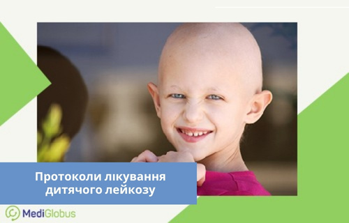 усміхнена дитина без волосся на голові