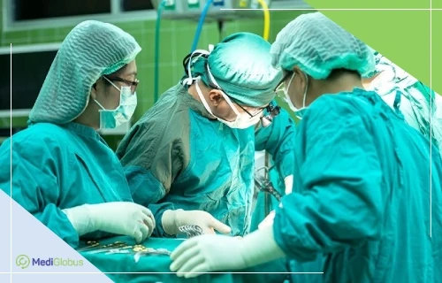 видалення акустичної невриноми команда хірургів проводить операцію