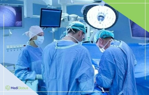 операція для лікування акустичної невриноми команда хірургів проводить оперативне втручання